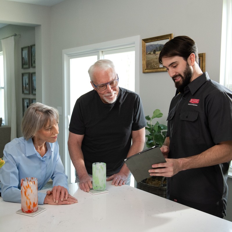 Dealer-With-Couple-IPad